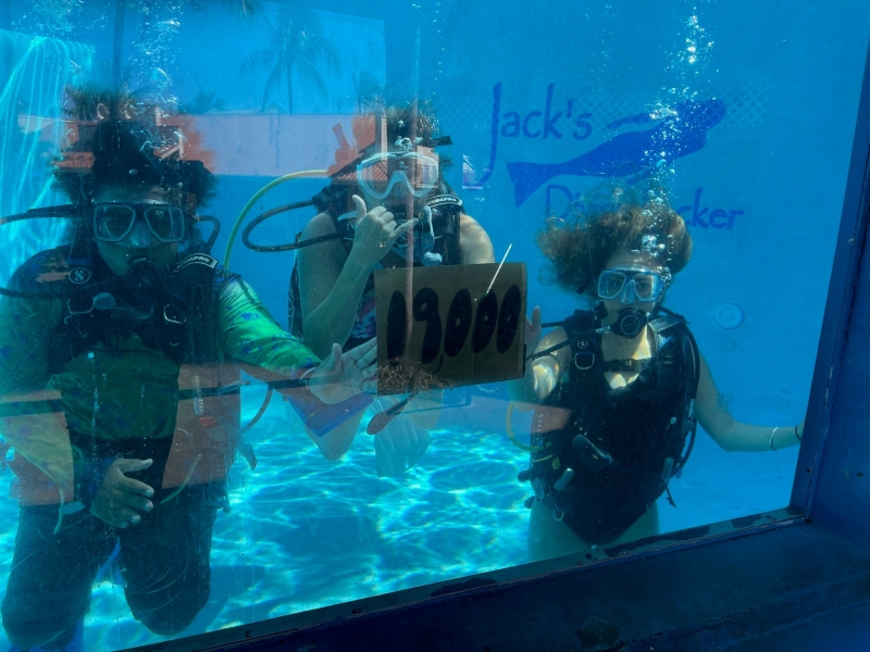 19000 certs underwater photo